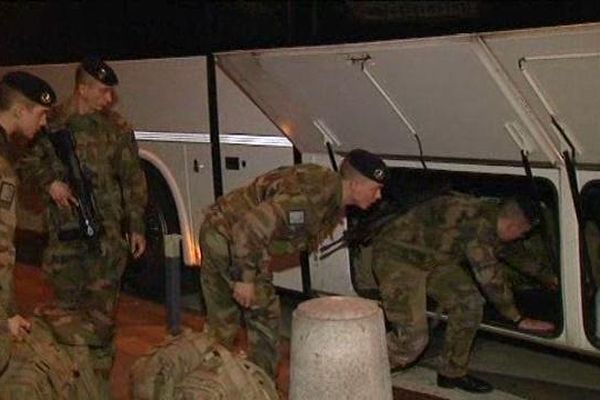 Les militaires ont du être logés dans des bâtiments spécifiques. Il n'y a plus de caserne dans la Loire.