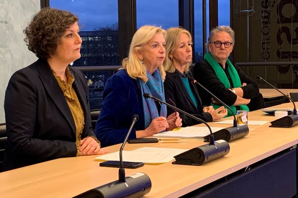 Jeanne Barseghian, maire de Strasbourg, Pia Imbs, présidente de l'Eurométropole, Danielle Dambach, maire de Schiltigheim, et Alain Jund, vice-président de l'Eurométropole chargé des transports (de gauche à droite), sont "déçus" de cet avis défavorable.