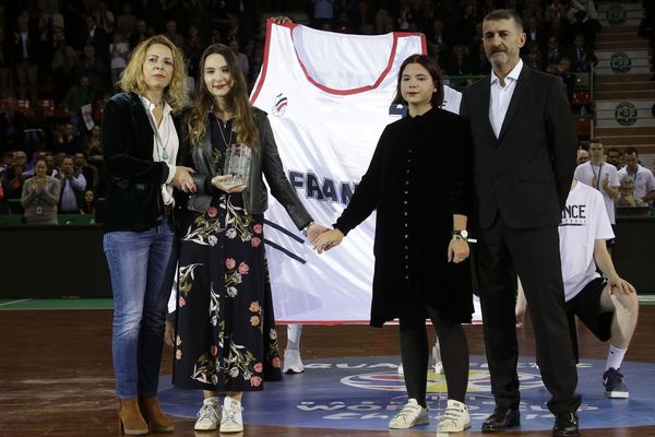 Céline Forte (à gauche) lors de l'hommage rendu à Frédéric Forte, décédé le 31 décembre 2017, sur le parquet du CSP Limoges. 