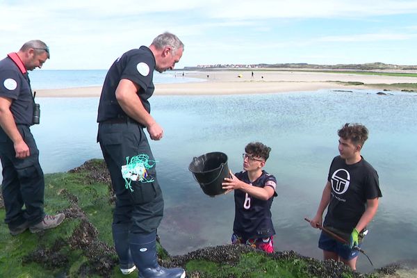 Des agents de l'Office français de la biodiversité sensibilisent ces pêcheurs de crabe à respecter la taille minimale des crustacés prélevés