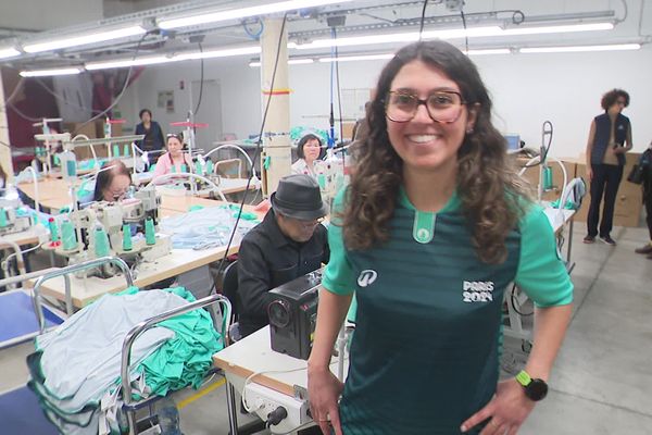 Dans l'atelier de fabrication Résilience, la fierté de confectionner les maillots des volontaires de Paris 2024.