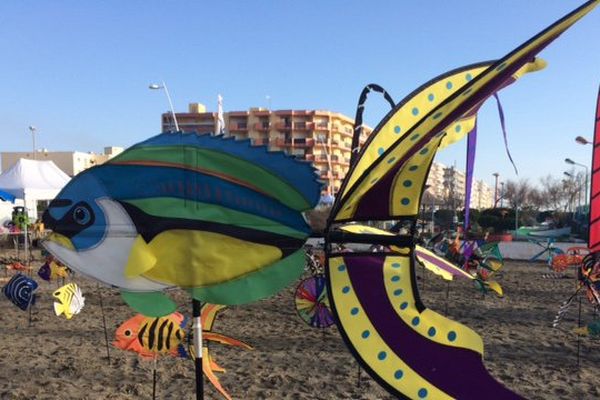 Des marionnettes géantes sont installés sur la plage de la mairie à Palavas-les-flots pour le Téléthon 2016