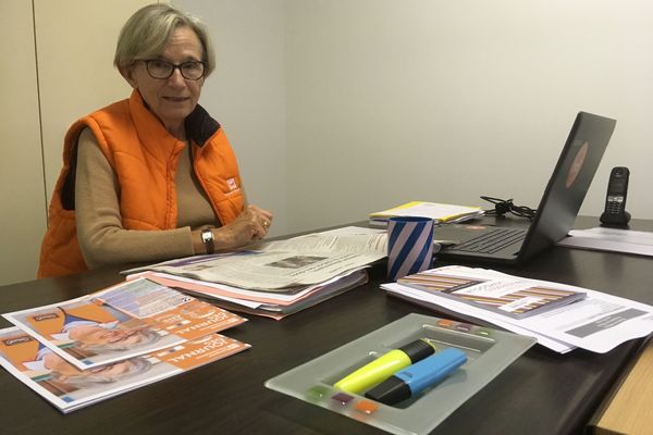 Annie Hequet, présidente de la Banque alimentaire de la Vienne, dans son bureau à Poitiers. (Octobre 2010)