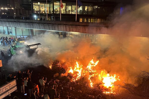 Un feu a été allumé à proximité à côté de la préfecture de la Gironde.