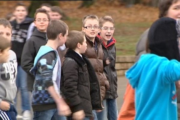 Raphaël est autiste. Pourtant, il est un collégien parmi tous les autres. Parfaitement intégré dans sa classe.