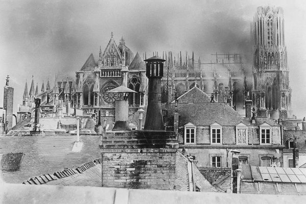 La cathédrale de Reims a été grandement endommagée par des bombardements et un incendie en 1914.