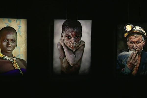 L'exposition de Steve McCurry est composée de portraits pris en Afghanistan, en Inde, enAsie du Sud-Est, en Afrique, à Cuba, Aux Etats-Unis, au Brésil et en Italie.