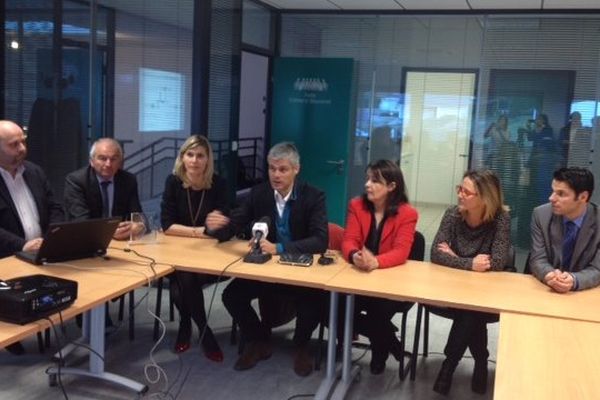 Laurent Wauquiez avec des élus de droite et des chefs d'entreprises de la vallée de l'Arve, en Haute-Savoie, le 15 janvier. 