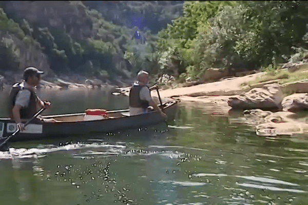 Les gardes techniciens de la réserve naturelle des gorges de l'Ardèche sur la trace des castors et des loutres 