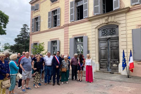 Élus, citoyens, agents du service public rassemblés devant la mairie de Grigny à midi ce lundi 3 juillet.