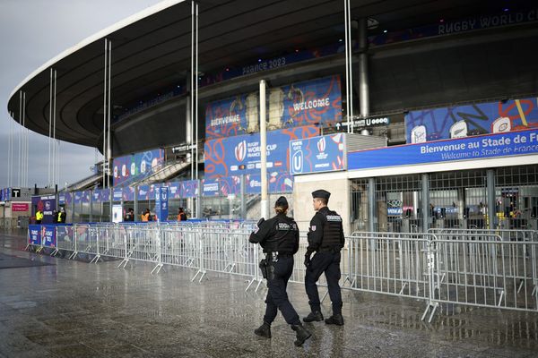 Des policiers aux abords du Stade de France, samedi 14 octobre.