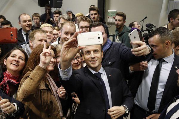 Emmanuel Macron en a profité pour faire des selfies avec les étudiants Tourangeaux