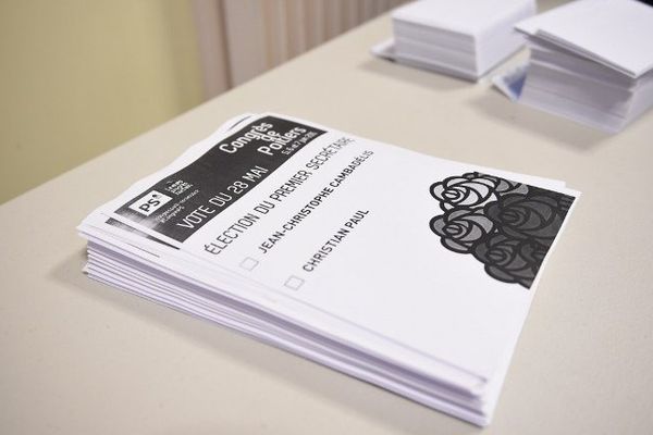 Des bulletins de vote empilés dans un bureau, jeudi 28 mai.