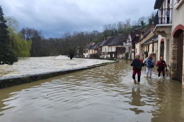 Des pompiers évacuant un habitant à Semur-en-Auxois (Côte-d'Or), le 1er avril 2024.