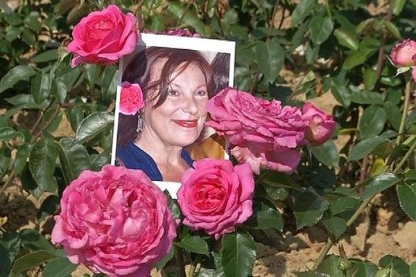 Bernadette Lafont et sa rose