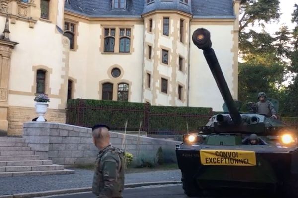 Le soldat marnais montait la garde devant le palais du Gouverneur militaire à Metz. 