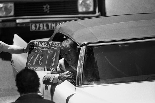 Photo datée du 05 mai 1984 de l'acteur français Jean-Paul Belmondo lors du premier jour de tournage du film "Joyeuses Pâques" de Georges Lautner.