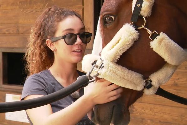 Ninon Forget et son cheval à l'écurie