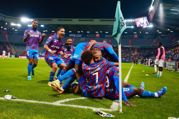 La joie des joueurs du SM Caen après le but décisif d'Alexandre Mendy face à Amiens (2-1), lors de la 6e journée de Ligue 2, le 24 septembre 2024.