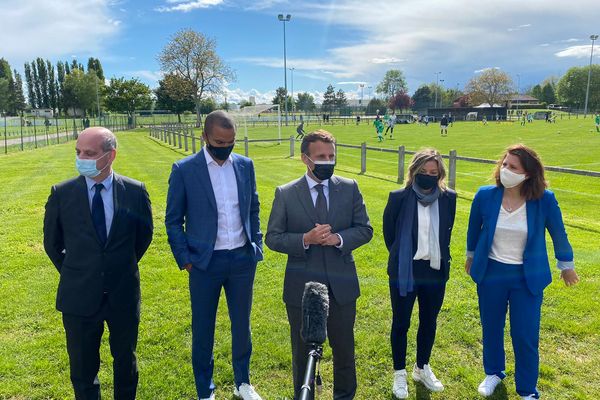 Emmanuel Macron accompagné de son ministre de l'éducation, de la ministre des sports, de Laure Boulleau, et de Tony Parker, à Pont-Sainte-Marie, dans l'Aube. 