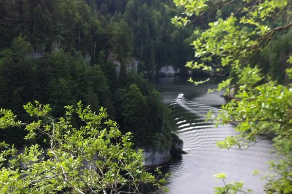 Embarquement pour une croisière au saut du Doubs