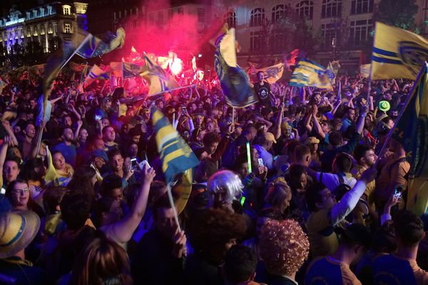 L'ASM championne de France. Les supporters ont explosé de joie à l'issue du match contre Toulon. A Clermont-Ferrand, dimanche 4 juin, ambiance exceptionnelle. 