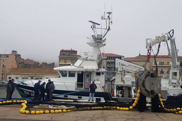 Thonier sur le port de Sète