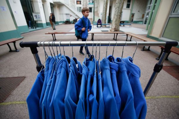 Deux groupes scolaires de Balma, près de Toulouse, vont expérimenter le port de la tenue unique à la rentrée 2024-2025. Les parents vont devoir fournir le bas. Voici pourquoi.