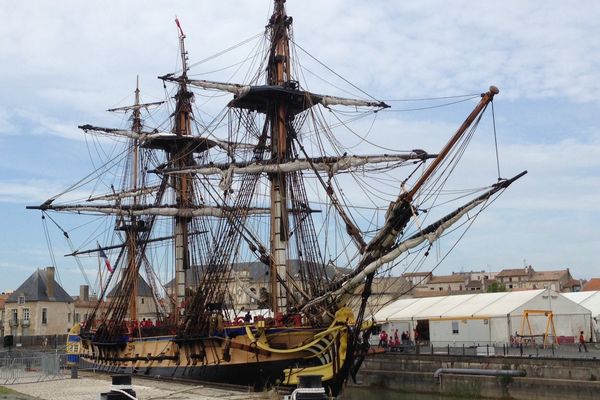 L'Hermione, ce matin juste avant de quitter les quais de la Corderie Royale. 