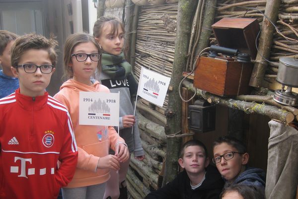 Les enfants de l'école primaire de Médis dans la tranchée reconstituée dans la commune.