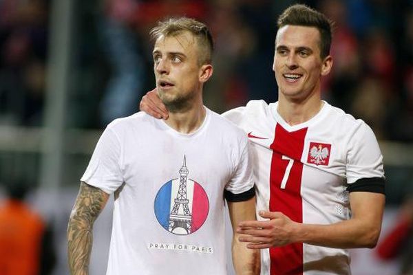 Kamil Grosicki affiche un tee-shirt en soutien aux victimes après son but contre la République tchèque