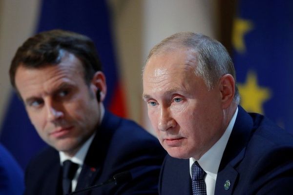 Vladimir Poutine et Emmanuel Macron lors du sommet sur l'Ukraine le 9 décembre à Paris.