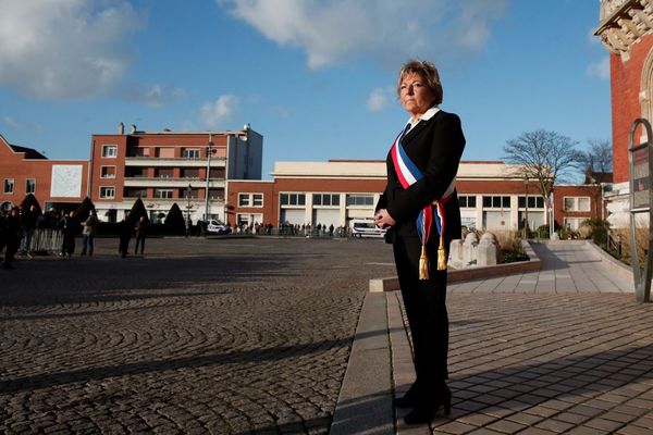 Image d'illustration de Natacha Bouchart, maire LR d ecalais, devant la mairie de la ville en 2018.