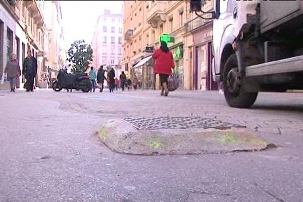 La rue Victor Hugo, dans le 2e arrondissement de Lyon, en très mauvais état... 