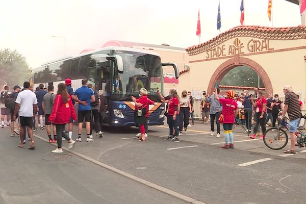 Départs des joueurs de l'USAP pour Montpellier, ce vendredi 4 juin, devant les supporters. 