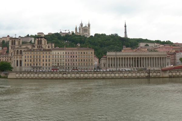 Confirmé il y a tout juste un mois, il aura fallu travailler jour et nuit pour mettre au point le scénario. Le spectacle durera 23 minutes du haut de la colline de Fourvière à Lyon. Si la météo est de la partie (pas de vents violents ni d’orages), le feu démarrera à 22h30.