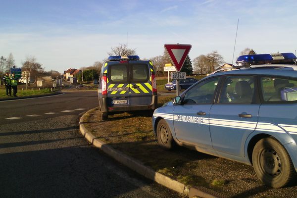 Les gendarmes sont installés au rond-point de La Croisille à La Souterraine.