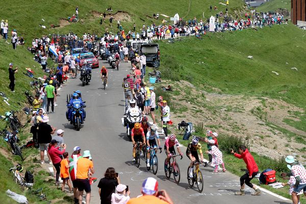 Les cyclistes du Tour de France et le public les encourageant lors de la montée au col du  Tourmalet en juillet 2023.