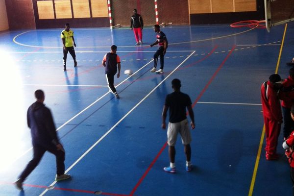 Un match de foot pour rendre hommage à Zyed et Bouna, décédés en 2005, à Clichy-sous-Bois.