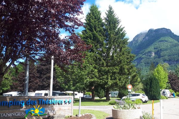 Une touriste allemande de 51 ans est décédée à cause des orages au camping municipal de Taninges, samedi 15 juin, en Haute-Savoie. 