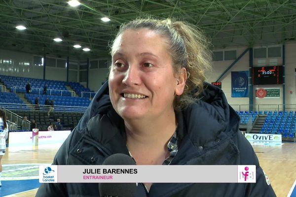 Julie Barennes, coach de Basket Landes, lors du match gagné avec brio face à l'ASVEL et retransmis sur NoA