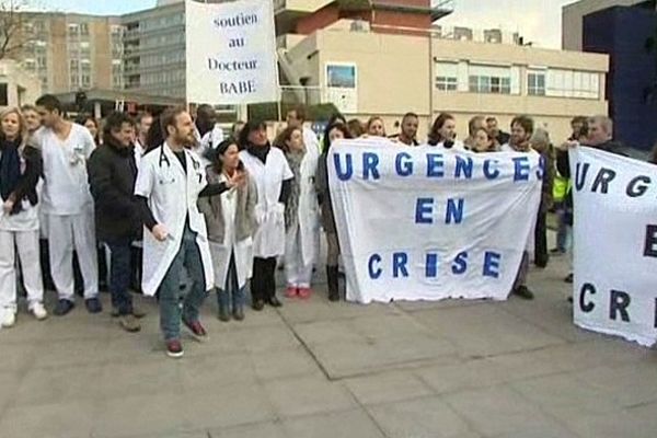 Une soixantaine de médecins et personnels médicaux ont manifesté devant le CH de Roubaix.