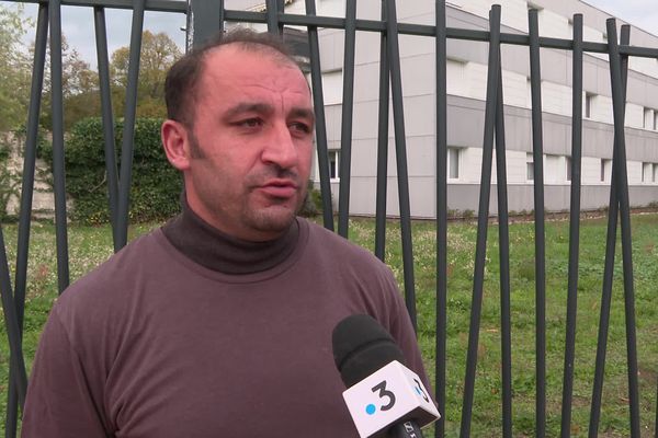 Le père de l'élève qui a entamé une discussion avec son professeur au sujet du port du voile, a réagi au micro de France 3 Alsace.