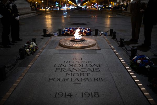 La flamme de la Nation, sur la tombe sur soldat inconnu, au pied de l'Arc de Triomphe, à Paris.