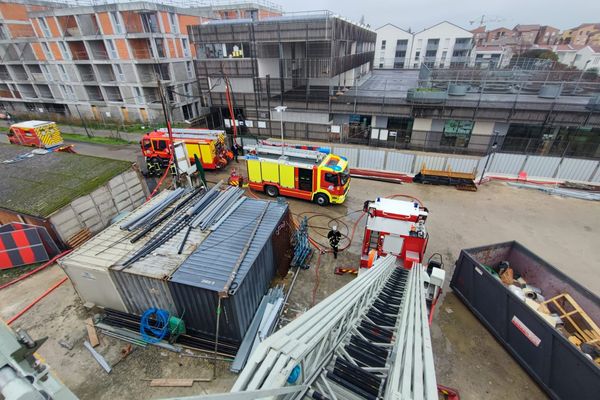 La toiture de la nouvelle école maternelle Lucie Aubrac encore en plein chantier avenue de Fronton à Toulouse dans le quartier des Minimes s'est enflammée pour une raison encore indéterminée, vendredi 22 décembre 2023.