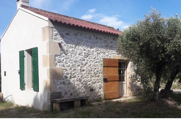 Un cabanon dans les oliveraies des Alpilles, invitation au calme et à la convivialité