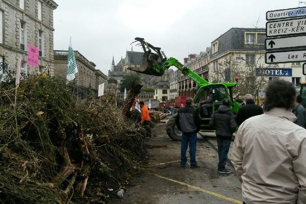 Les agriculteurs ont déversé plusieurs tonnes de terre devant les grilles de la préfecture du Morbihan à Vannes