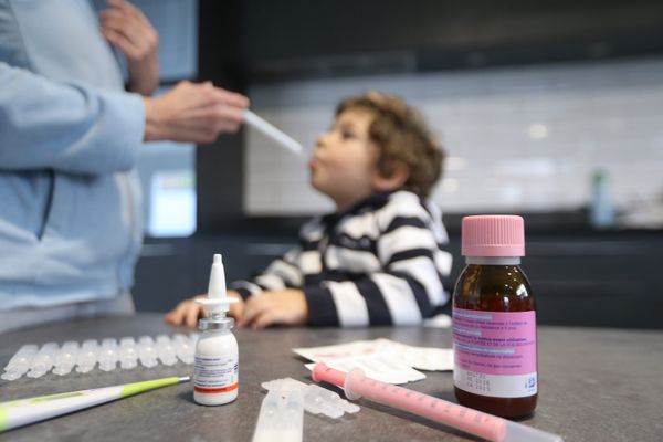 La coqueluche est une maladie respiratoire très contagieuse causée par une bactérie.