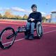 L'athlète David Riccetti avec son nouveau fauteuil de course, composé d'aluminium et de carbone, au stade d'athlétisme de Neuves-Maisons (Meurthe-et-Moselle), jeudi 24 octobre 2024.