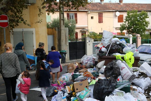 Dans les quartiers touchés par la grève des salariés de Derichebourg, les poubelles s'accumulent.